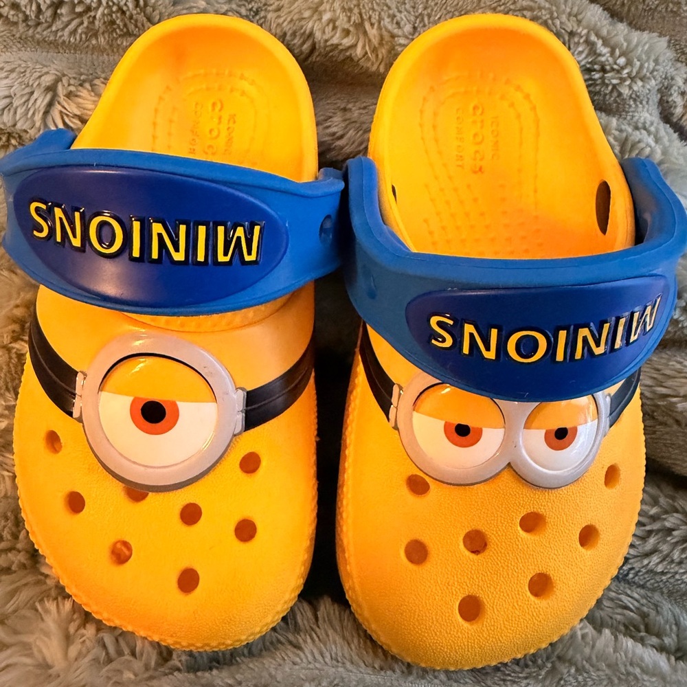 Kids' minion crocs 7C